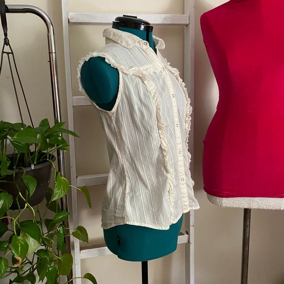 No Boundaries sleeveless button front ruffle top Small - Picture 3 of 6